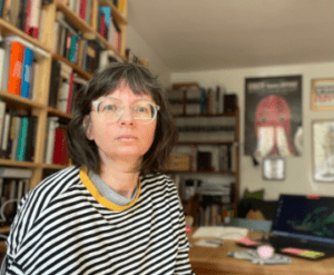 Sylwia na tle regałów z książkami